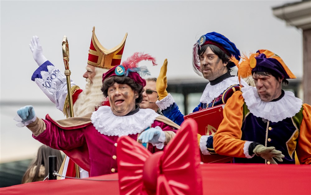 Burgemeester Van Oosten heet Sinterklaas welkom in Spijkenisse