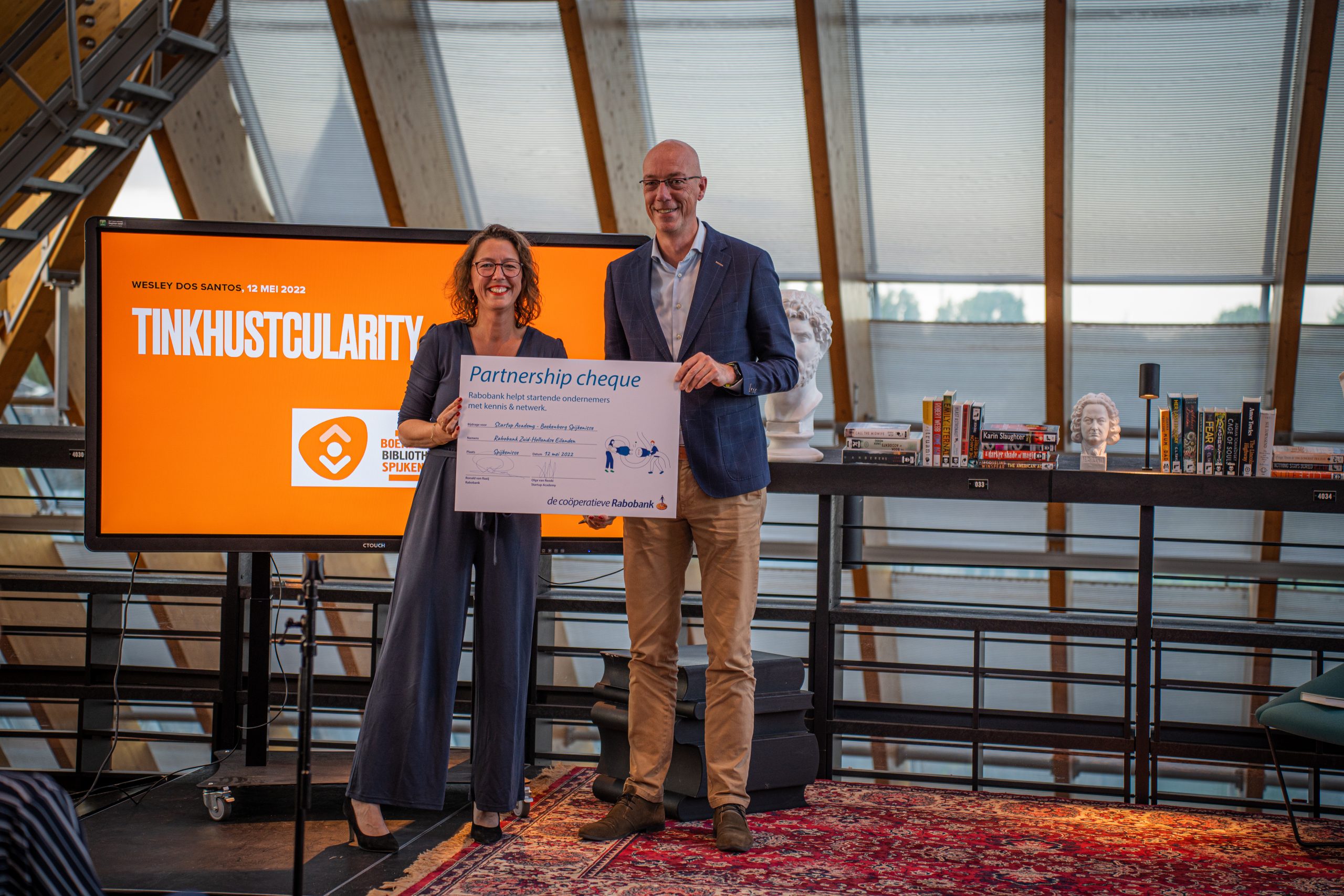 Rabobank ZHE overhandigt cheque van €2500 aan De Boekenberg voor Startup Academy