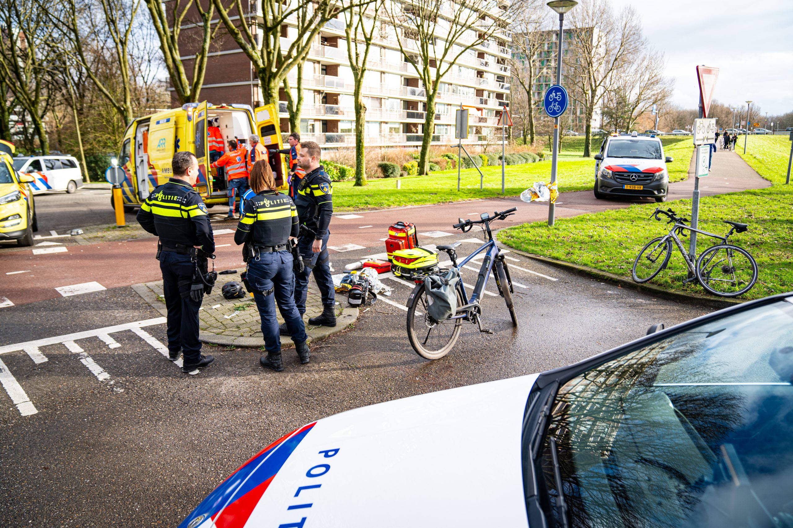 Twee fietsers met elkaar in botsing Tijmweg Hoogvliet, traumahelikopter ingezet