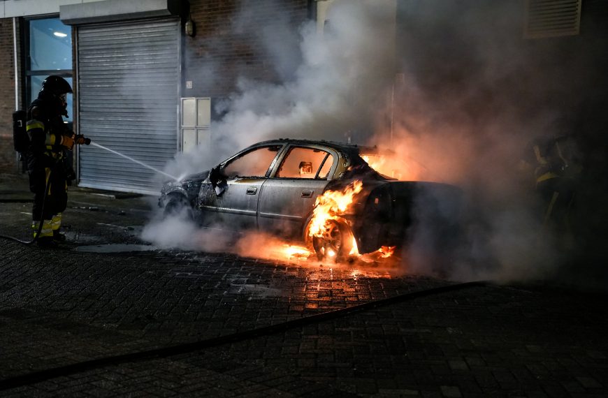 Geparkeerde auto aan de Griede in Hoogvliet volledig uitgebrand