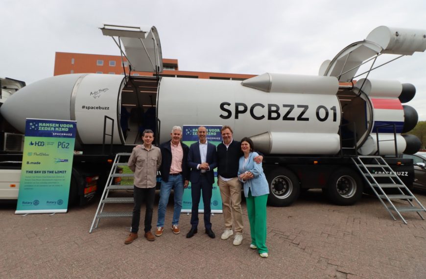 Wethouder Kasmi maakt raketreis bij OBS ’t Prisma in Hoogvliet