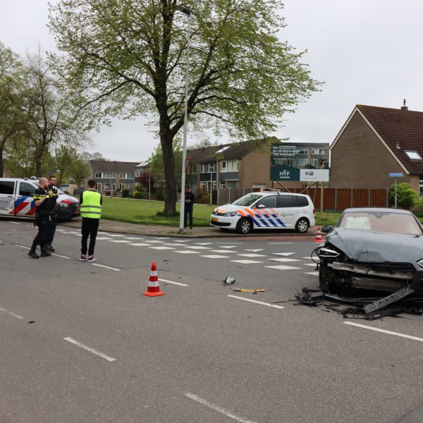 Personenauto en politieauto komen met elkaar in botsing op de Endenhout in Hoogvliet