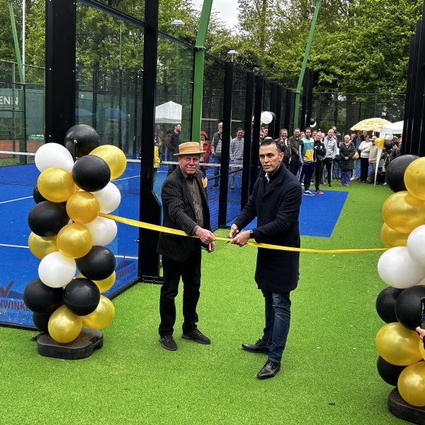 Nieuwe padelbanen bij LTC Hoogvliet officieel geopend door wethouder