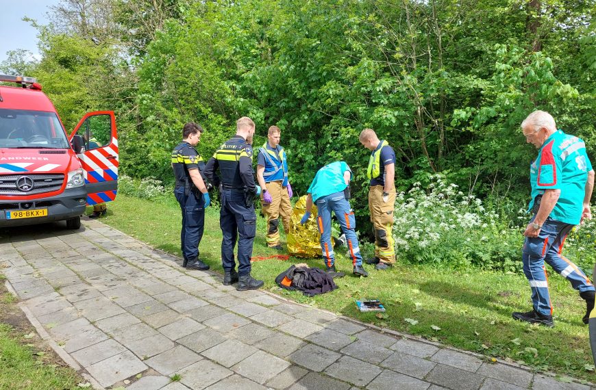 Man kan niet zelfstandig uit het water komen, brandweer helpt de man op het droge