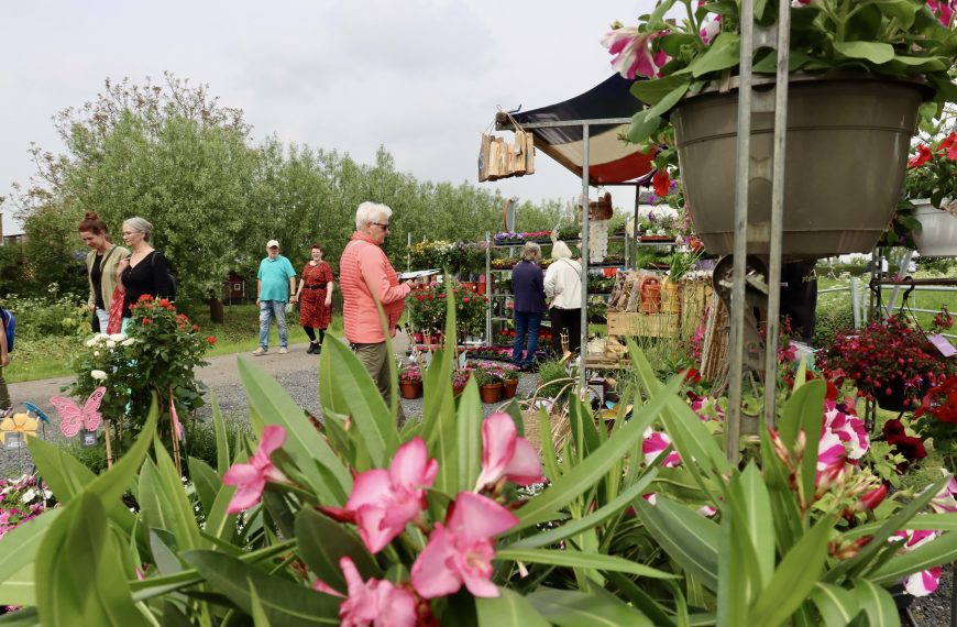 Gezellig druk tijdens de Boerenmarkt in Simonshaven