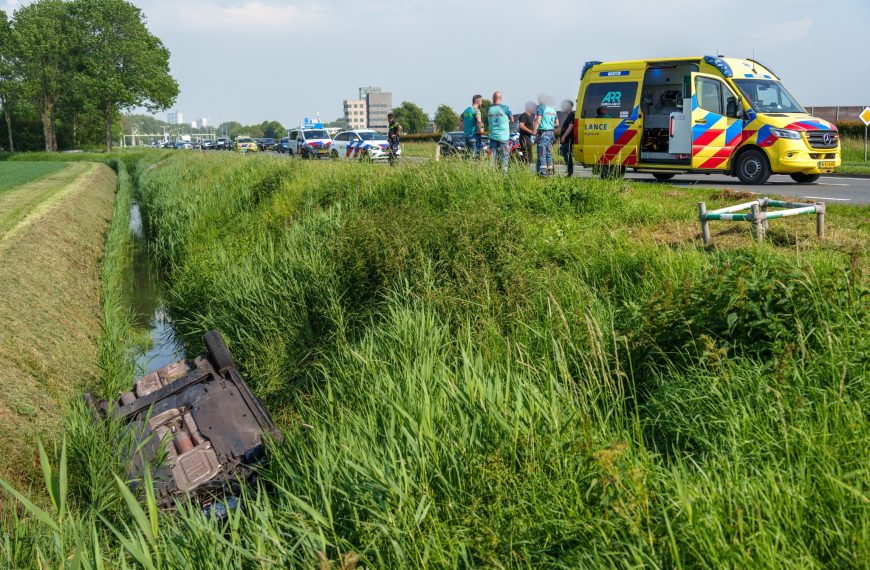 Auto ondersteboven in sloot op Groene Kruisweg