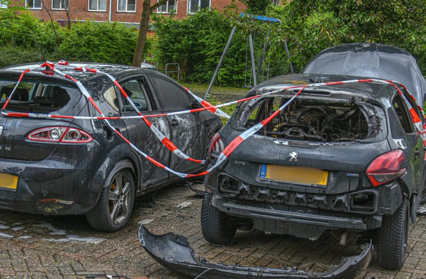 Twee auto’s zwaar beschadigd na brand aan de Lavasdonk