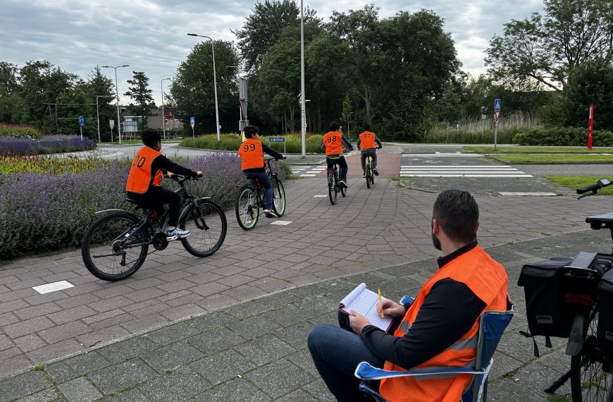 Gespannen gezichten tijdens verkeersexamen, 278 leerlingen laten zien wat ze geleerd hebben