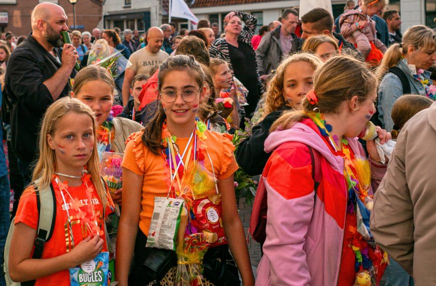 Locoburgemeester ontvangt lopers van de avondvierdaagse in Zuidland