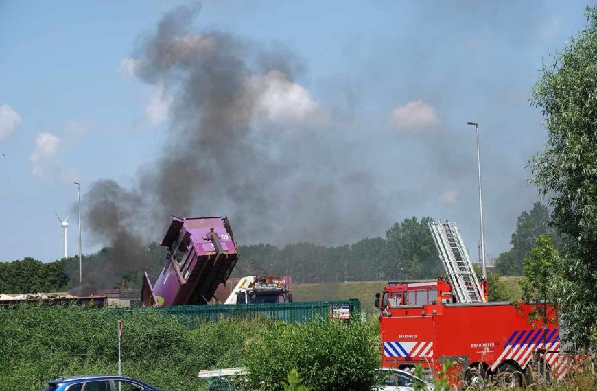 Brand in container bij de stadswerf in Spijkenisse