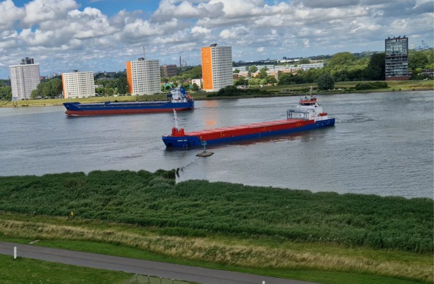 Containerschip dicht langs oever nadat de stuurmachines kort waren uitgeschakeld