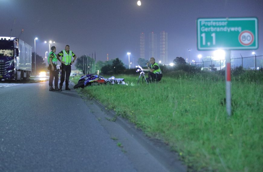 Motorrijder (41) uit Spijkenisse overleden na botsing met geparkeerde vrachtwagen