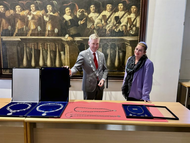 Op de foto burgemeester Peter Rehwinkel en Marijke Holtrop, directeur van het Historisch Museum Den Briel