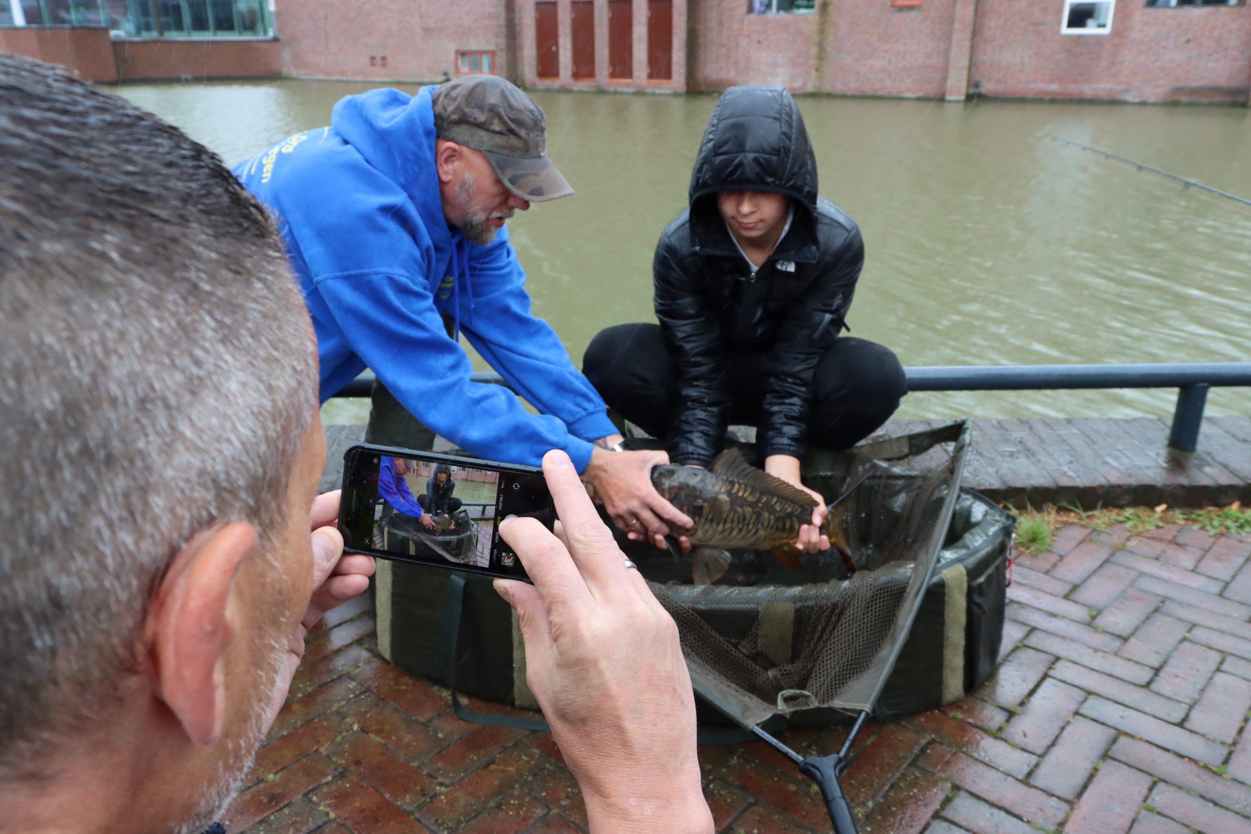 Op de foto met de gevangen vis in Spijkenisse