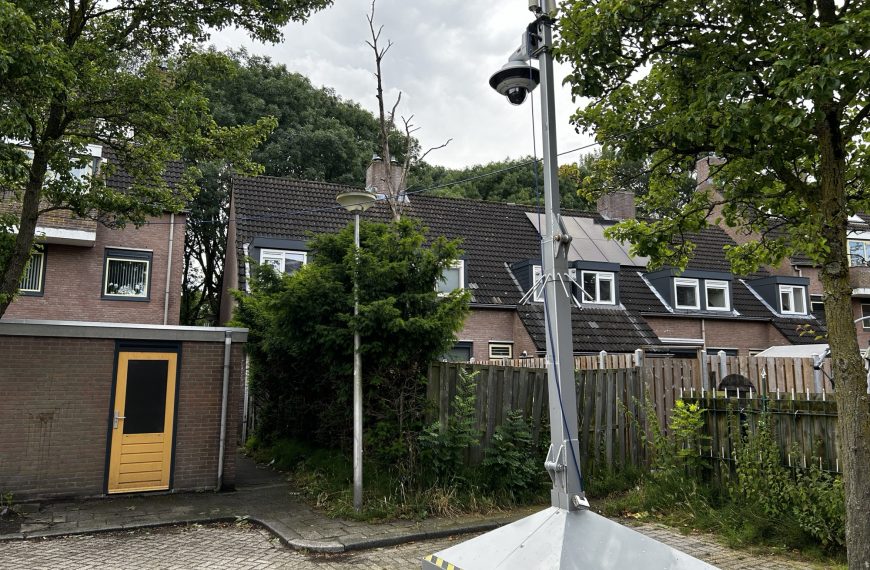 Een extra geplaatste mobiele camera aan de achterzijde van de woning waar eerder een handgranaat is aangetroffen