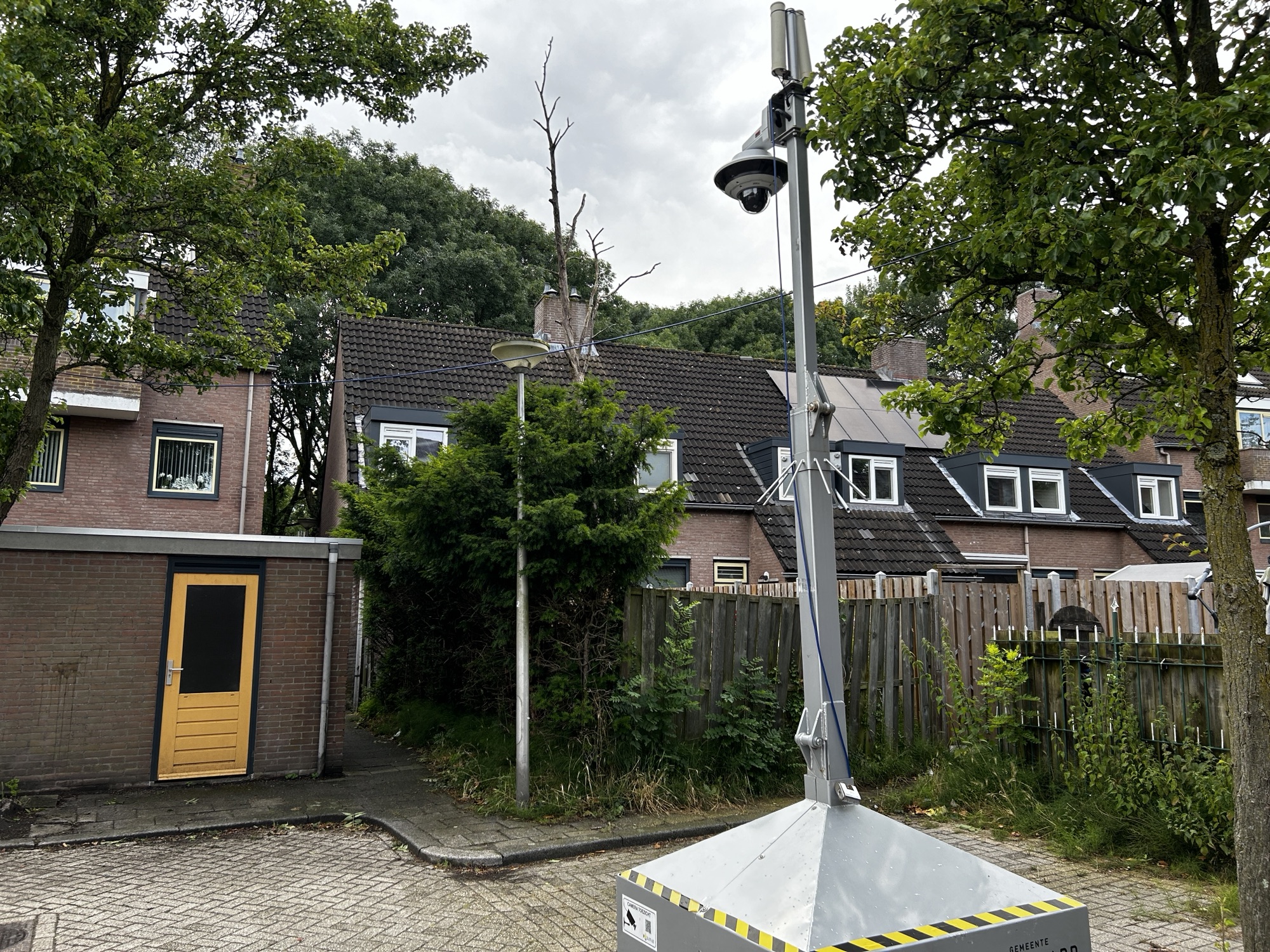 Een extra geplaatste mobiele camera aan de achterzijde van de woning waar eerder een handgranaat is aangetroffen