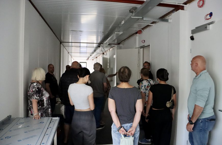 Buurtbewoners konden een rondleiding krijgen bij het nieuwe asielzoekerscentrum in Spijkenisse