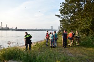Verschillende hulpdiensten staan langs de Oude Maas om te zoeken naar een slachtoffer dat te water is geraakt