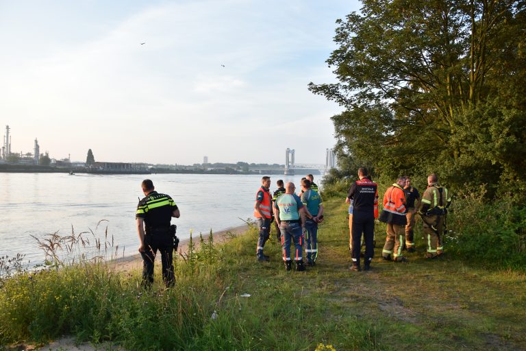 Verschillende hulpdiensten staan langs de Oude Maas om te zoeken naar een slachtoffer dat te water is geraakt