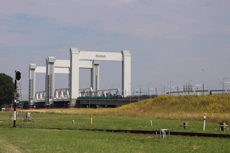 De Botlekbrug in de Zomer