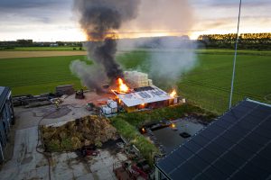 Grote brand bij boerderij in Zuidland