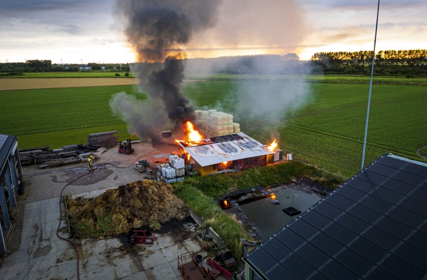 Grote brand bij boerderij in Zuidland