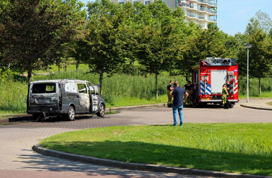 Bestelbus volledig uitgebrand aan de Groenoord in Spijkenisse