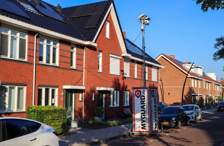 Woning Joris van Bodegomlaan gesloten en mobiele camera voor de deur