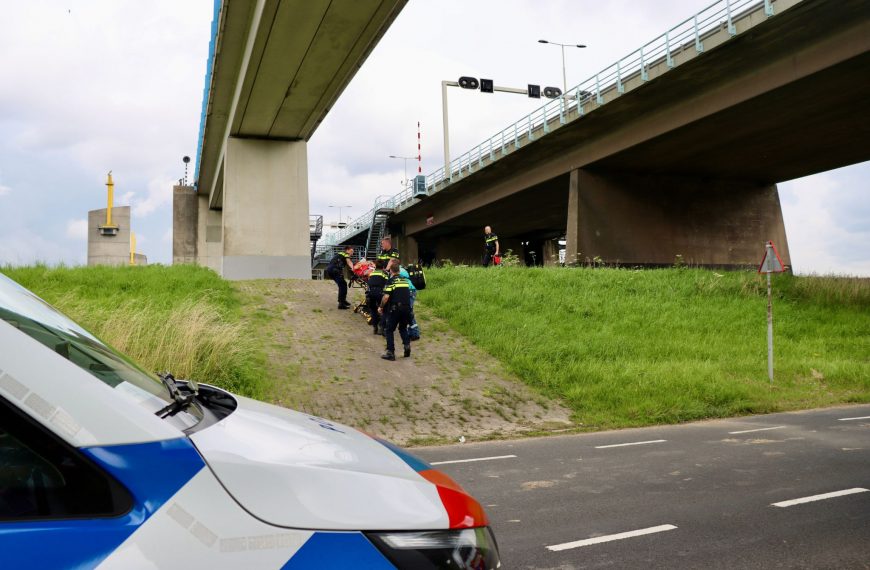 Persoon uit het water gered na sprong van de Hartelbrug