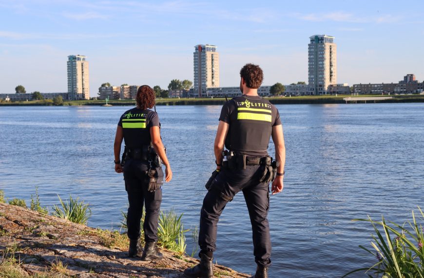 Man zwemt van Spijkenisse naar Hoogvliet