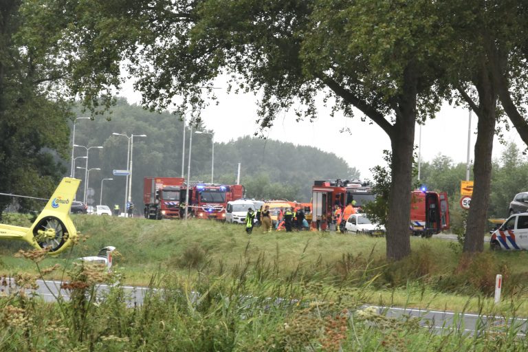 Auto raakt van de weg, bestuurder gereanimeerd