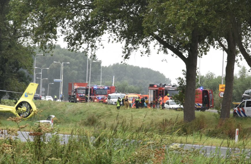 Auto raakt van de weg, bestuurder gereanimeerd