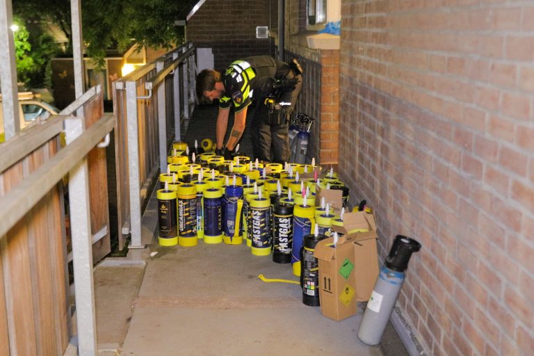 Ruim 400 lachgascilinders in woning Krekelveen