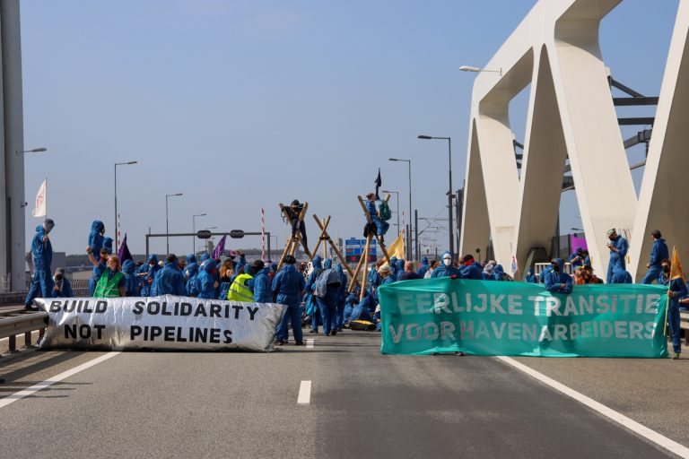 Demonstratie Extinction Rebellion, Botlekbrug deels afgesloten