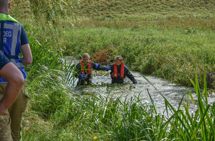 Voorbijganger ziet spijkerbroek langs de waterkant, hulpdiensten zoeken naar mogelijk slachtoffer