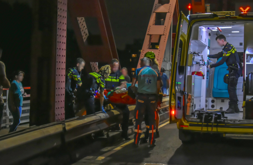 Persoon gewond na val op Spijkenisserbrug