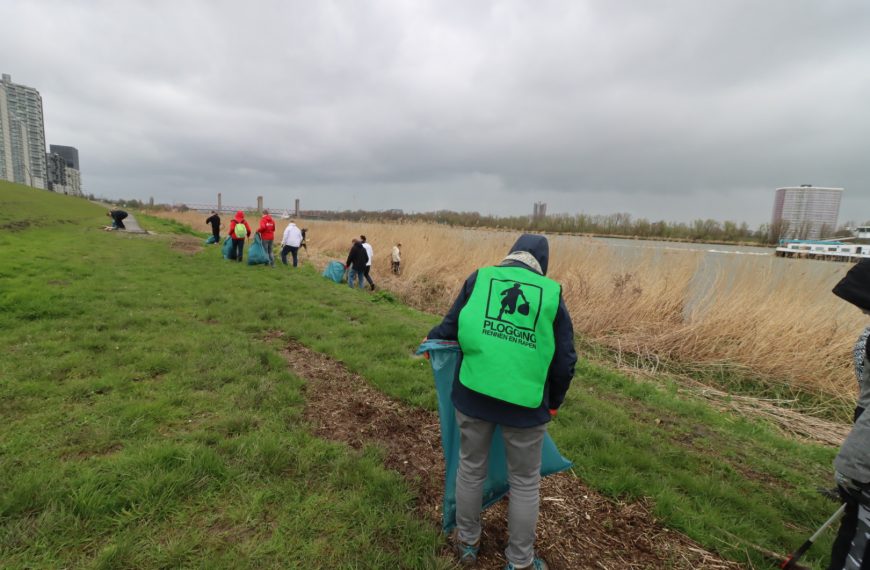 Zwerfvuil opruimactie tijdens World Cleanup Day in Spijkenisse op vrijdag 20 september