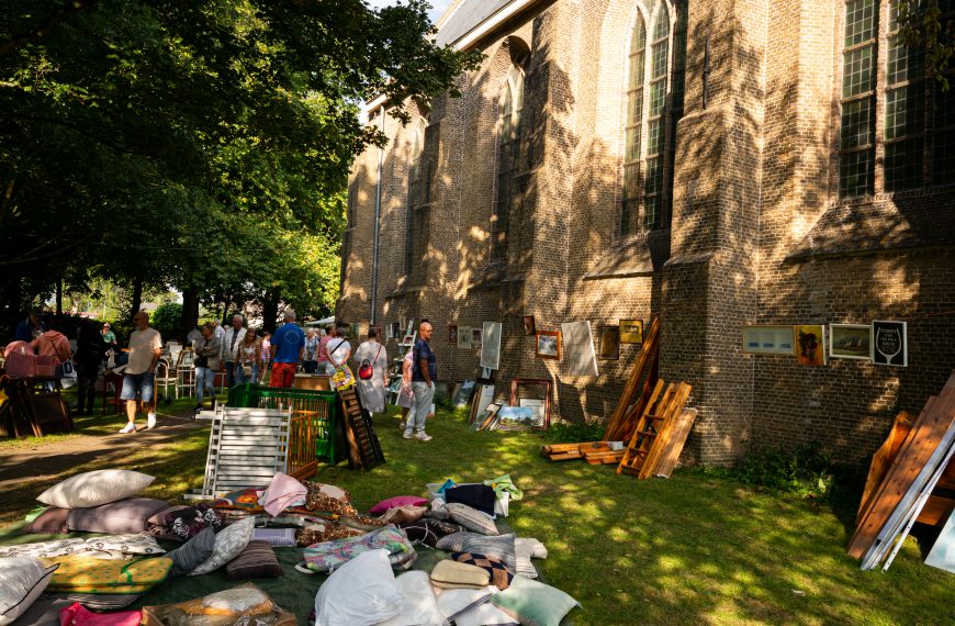 Snuffelen op de 41e Rommelmarkt in Heenvliet