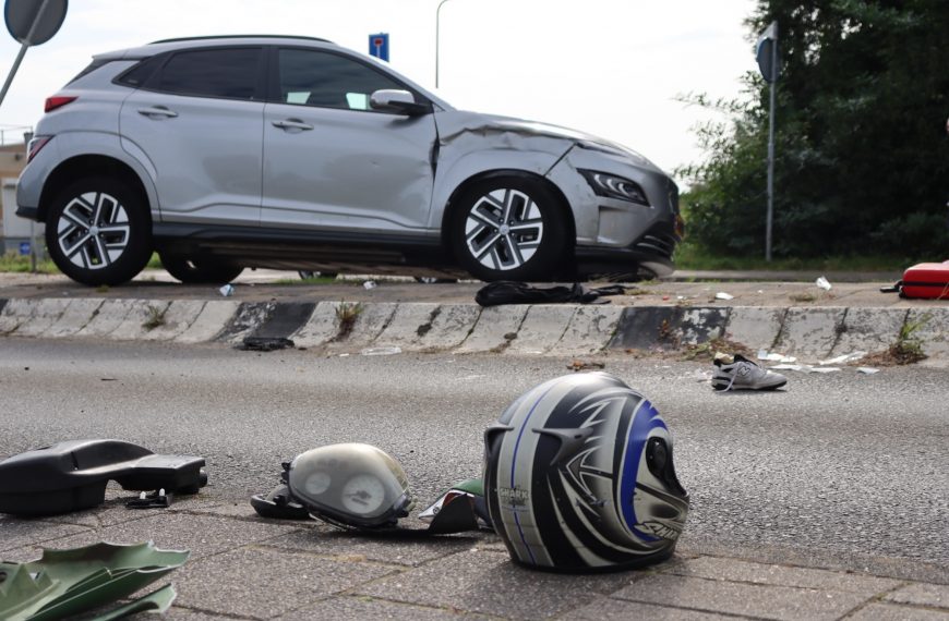 Aanrijding auto vs scooter, voordat hulpdiensten ter plaatse zijn is de scooter ”verdwenen”