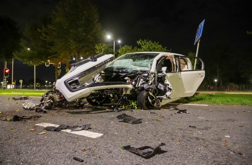 Automobilist gewond en aangehouden na botsing tegen een boom op de Groene Kruisweg