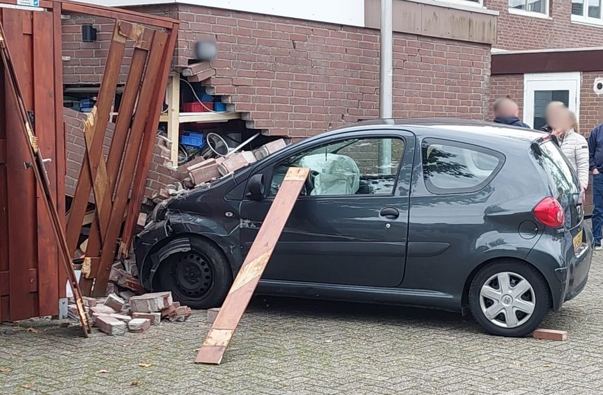 Auto rijdt in schuur, bestuurder spoorloos