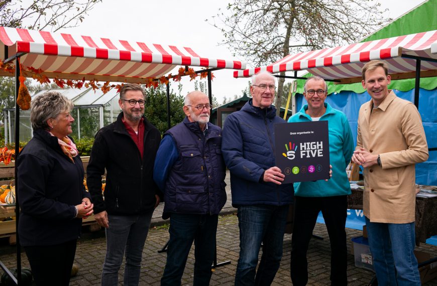 Uitreiking High Five bord aan Volkstuinvereniging Groenewoud