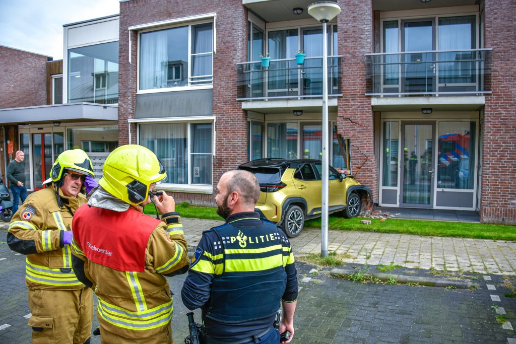 Auto komt in gevel tot stilstand