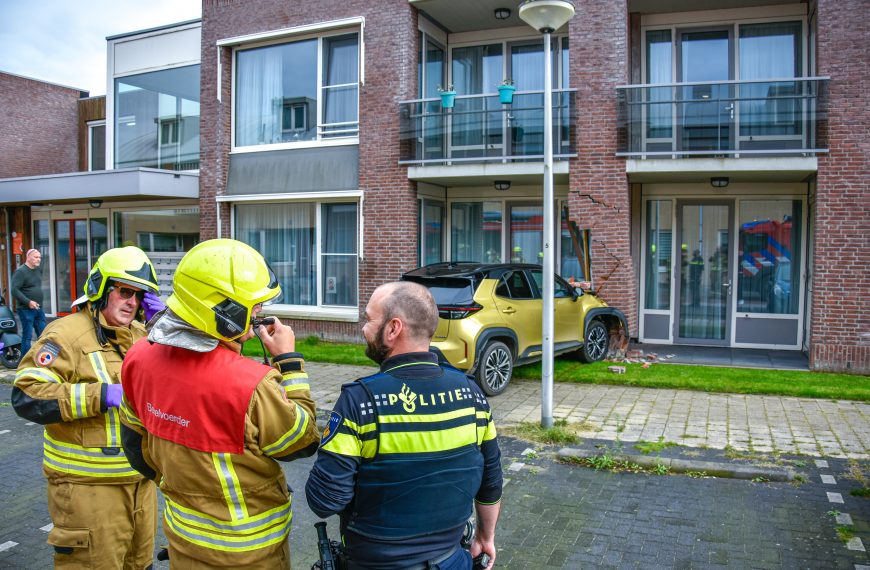 Auto komt in gevel tot stilstand