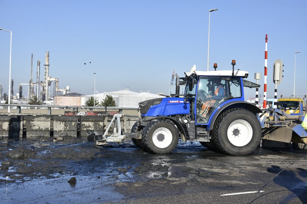 Vrachtwagen gekanteld op het Hartelkruis