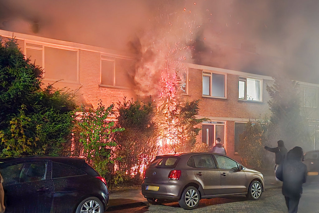 Brand na enorme knal aan de Ruitwagen in Hoogvliet