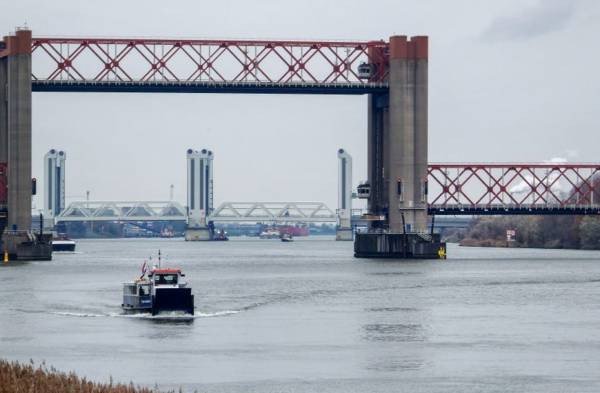 Pont voor (brom)fietsers en voetgangers tijdens weekendafsluiting Spijkenisserbrug