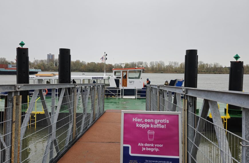 Door lage waterstand ligt de pont stil