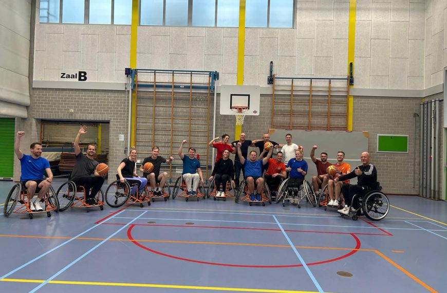 John van der Meer inspireert jongeren met rolstoelbasketbal clinics in Nissewaard