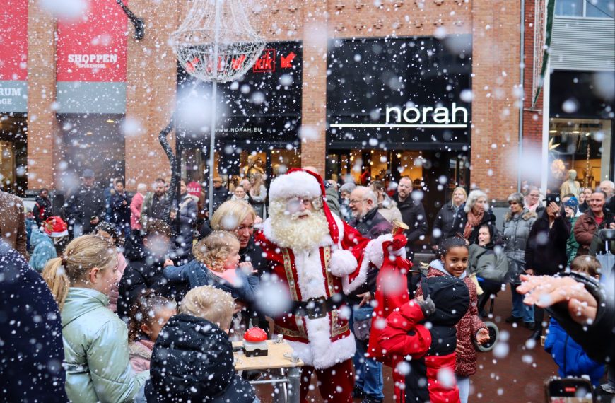 Kinderen ontsteken kerstboomverlichting op het Uitplein in Spijkenisse